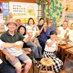 ビール造りにかかわってきたポートアイランドの住民ら＝神戸市中央区港島中町３、まちライブラリーみなとじま