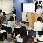 定例会見で話す斎藤元彦知事＝２４日午後、兵庫県庁（撮影・鈴木雅之）