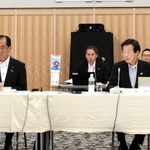 指定都市市長会議で松本剛明総務相（手前左）と意見交換した久元喜造神戸市長（同右）＝東京都千代田区