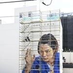 水道筋商店街の路地で制作されている阿部詩選手の壁画＝２３日午後、神戸市灘区水道筋５（撮影・風斗雅博）