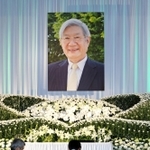 五百旗頭真さんを悼んで献花する参列者＝２７日午後、神戸市灘区六甲台町、神戸大（撮影・小林良多）
