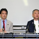 会見で報道陣の質問に答える日本維新の会の馬場伸幸代表（右）と兵庫維新の会の片山大介代表＝２８日午後、神戸市中央区三宮町２（撮影・風斗雅博）