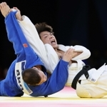男子66キロ級決勝でブラジル選手（左）を攻める阿部一二三＝28日、パリ