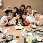 「チーム阿部」の面々。後列左から父浩二さん、母愛さん、一二三。前列右から詩の練習パートナー森和輝さん、詩。前列左が阿部家の長男勇一朗さんとその家族＝６月、東京都内（浩二さん提供）