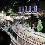 世界最大級のジオラマの前で開かれた原鉄道模型博物館の記念式典＝横浜市西区