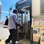 運転士不足で一部の便の運休を知らせる貼り紙＝尼崎市立花町１