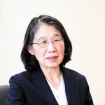 災害と女性をテーマにインタビューに応じる内閣府の岡田恵子男女共同参画局長＝東京・永田町