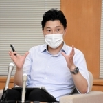 今後の百条委員会の進め方について説明する奥谷謙一委員長＝３０日午後、神戸市中央区、兵庫県庁