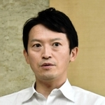 報道陣の取材に応じる斎藤元彦知事＝３１日午前１０時ごろ、兵庫県庁