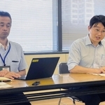 報告書を受け記者会見する神戸市企画調整局の西川尚斗局長（右）ら＝神戸市役所