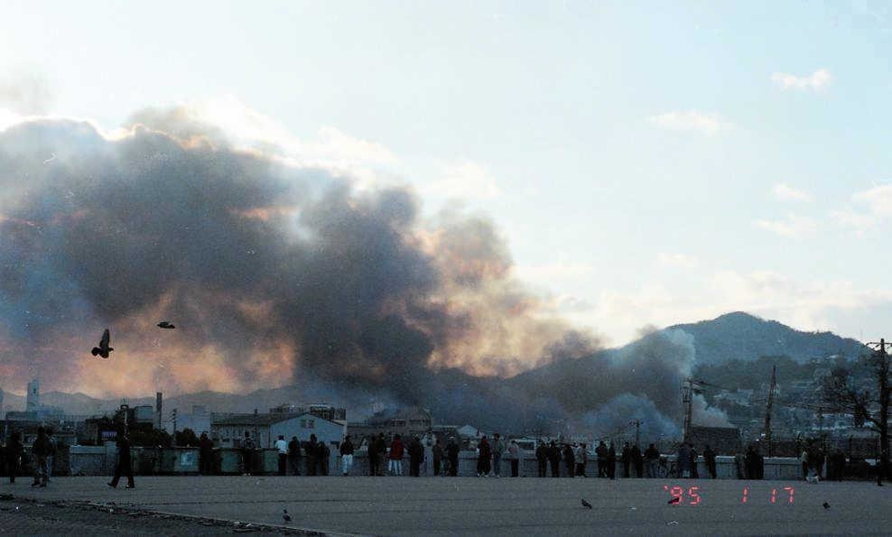 六甲山手がかりに場所特定 神戸の震災伝える923枚、「アーカイブ写真館