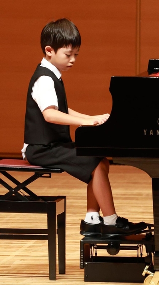 心を込めて課題曲を披露するコンクールの参加者＝神戸新聞松方ホール（撮影・笠原次郎）