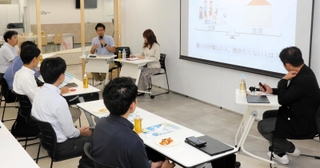 神戸大大学院の助教２人が研究内容などを発表した「ＫＯＢＥアカデミックトーク」＝神戸市中央区三宮町１