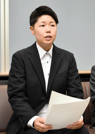 会見で兵庫県クレー射撃協会の対応に反論する大前有希選手＝１日午後、神戸市中央区の兵庫県庁