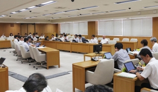 地域整備事業などについて議論する兵庫県議会の県政改革調査特別委員会＝兵庫県庁