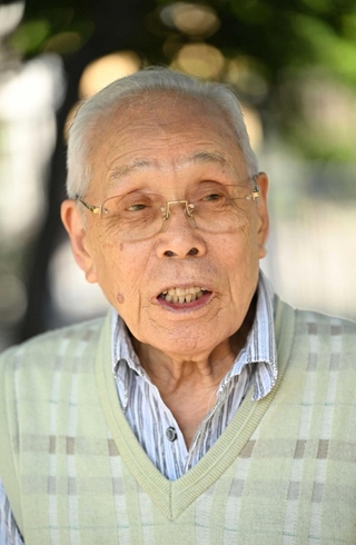 長崎での記憶をたどる田崎安雄さん。「被爆直後は薬が手に入らず、柿の葉を煎じたお茶を代わりに飲んだ」＝尼崎市内（撮影・大田将之）
