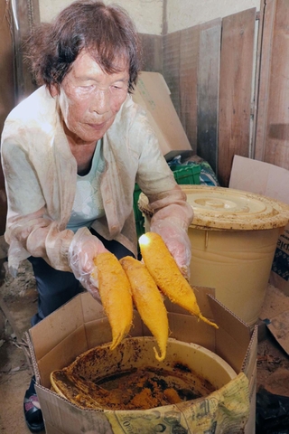 農業を営む南順子さんが手作りし、無人の販売所に並べていた自家製たくあん。遠くから買いに来るファンもいたという＝神戸市須磨区車