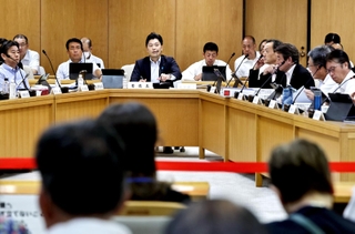 大勢の傍聴者が見守る中で開かれた兵庫県議会の調査特別委員会＝２日午前、県庁（撮影・長嶺麻子）