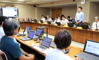 「県庁舎のあり方等に関する検討会」の初会合で、庁舎周辺の再整備について議論した＝兵庫県庁