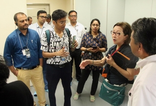 神戸医療機器開発センターを視察するインドの医師ら＝神戸市中央区港島南町７