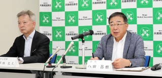 新型コロナウイルス感染患者の急増を受け、記者会見を開く兵庫県医師会の八田昌樹会長（右）、平林弘久理事＝神戸市中央区磯上通６、兵庫県医師会館