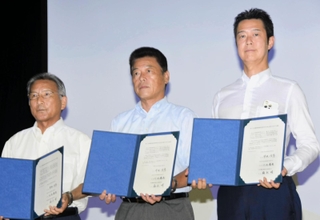 次期衆院選での選挙協力で合意書を交わした（左から）国民民主党兵庫県連の川内清尚代表、連合兵庫の福永明会長、立憲民主党県連の井坂信彦代表＝神戸市中央区下山手通６、兵庫県中央労働センター