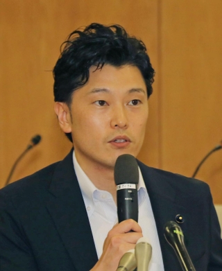 兵庫県議会調査特別委員会（百条委員会の会合を終え、会見する奥谷謙一委員長＝２日午後、兵庫県庁