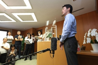 百条委員会の証人出頭要請を受け、報道陣の取材に応じる兵庫県の斎藤元彦知事＝２日午後、神戸市中央区、兵庫県庁（撮影・小林良多）