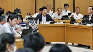 証人尋問の進め方について意見を交わす兵庫県議会調査特別委員会の委員ら＝２日午前、兵庫県庁（撮影・長嶺麻子）
