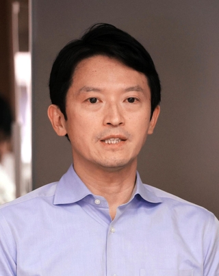 兵庫県議会調査特別委員会の証人出頭要請を受け、取材に応じる兵庫県の斎藤元彦知事＝２日午後、神戸市中央区、兵庫県庁（撮影・小林良多）