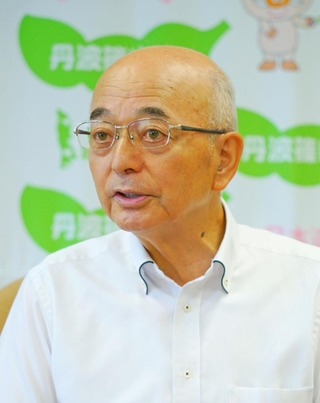 自身が会長を務める兵庫県市長会で開く臨時総会などについて見解を述べる丹波篠山市の酒井隆明市長＝２日午前、丹波篠山市北新町（撮影・秋山亮太）