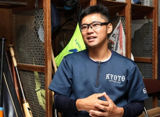 甲子園での経験や、プロ野球、社会人を経て指導者になるまでの過程を振り返る京都大学硬式野球部監督の近田怜王さん＝京都市左京区、京都大吉田キャンパス（撮影・長嶺麻子）