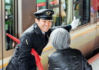 ＪＲ西日本の駅員として勤務していたころの近田さん＝２０１７年、ＪＲ三ノ宮駅