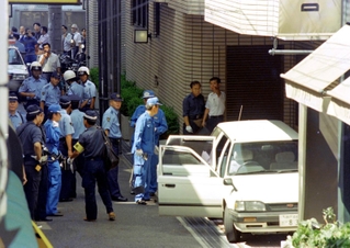 襲われた現金輸送車を調べる兵庫県警の捜査員ら＝１９９４年８月５日、神戸市中央区三宮町３