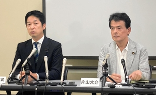 兵庫県の斎藤元彦知事らを告発した文書問題について記者会見で言及する日本維新の会の藤田文武幹事長（左）と兵庫維新の会の片山大介代表＝４日夜、神戸市中央区三宮町２
