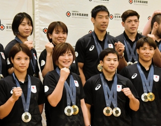 帰国し、会見に臨んだ阿部一二三（前列右端）と阿部詩（同左端）、村尾三四郎（後列左から４人目）ら＝６日夜、東京都大田区（撮影・堀内達成）