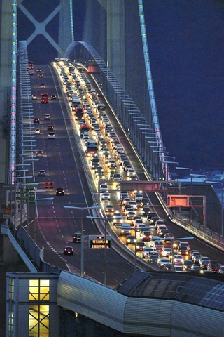 古里から戻る車などで渋滞する明石海峡大橋＝2017年8月、神戸市垂水区から