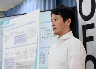 定例会見で「文書問題」に関する経緯を説明する兵庫県の斎藤元彦知事＝神戸市中央区下山手通４（撮影・風斗雅博）
