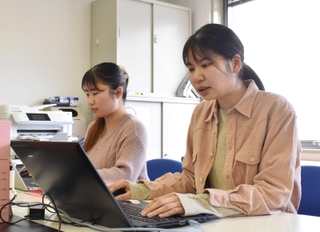 能登半島地震の後、被災した若い女性らに思いをはき出してもらう場がＳＮＳ上にできた。東北の学生たちも運営に携わり、寄せられた声を見守る＝２月、盛岡市内