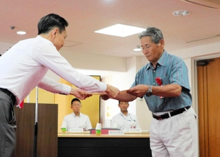 表彰状を受け取る出席者（右）ら＝神戸市中央区下山手通４