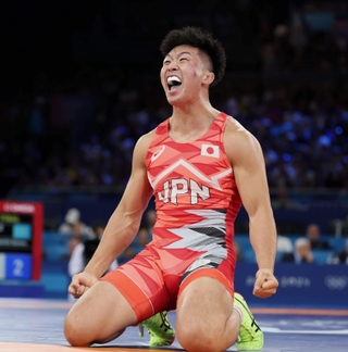 パリ五輪のレスリング男子グレコローマンスタイル７７キロで優勝し、雄たけびをあげる日下尚＝７日、シャンドマルス・アリーナ
