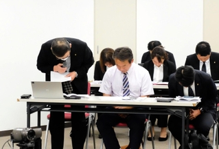 前回の有識者会議後の不適切な発言について謝罪する医療法人徳洲会の福田貢副理事長（前列左端）ら＝神戸市中央区八幡通４