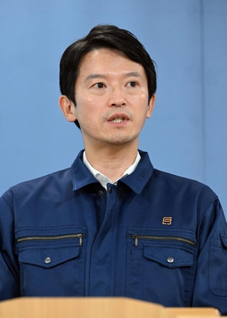 南海トラフ地震臨時情報を受け、住民に事前の備えなどを呼びかける兵庫県の斎藤元彦知事＝９日午前、神戸市中央区下山手通４、兵庫県庁（撮影・風斗雅博）