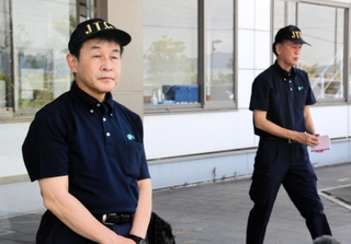 報道陣の取材に応じる国土交通省運輸安全委員会の航空事故調査官＝９日午後、神戸市中央区