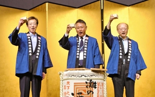 戸のつどいで乾杯する久元喜造神戸市長（左）ら＝東京都千代田区（撮影・堀内達成）
