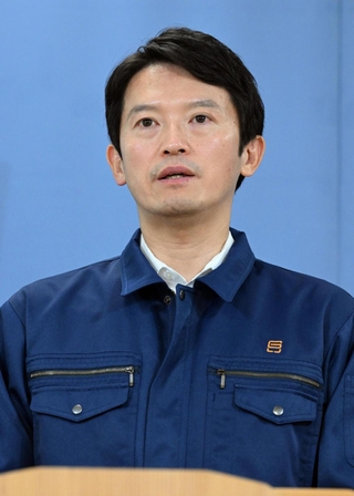 南海トラフ地震臨時情報を受け、住民に事前の備えなどを呼びかける兵庫県の斎藤元彦知事＝９日午前、神戸市中央区下山手通４、兵庫県庁（撮影・風斗雅博）