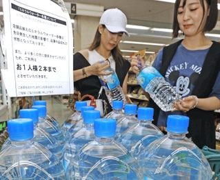 ミネラルウオーターの販売を「１人２本まで」に制限したスーパー＝９日午後、神戸市兵庫区（撮影・笠原次郎）