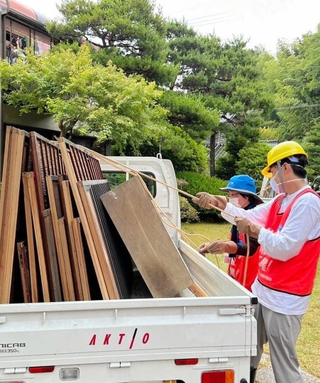 石川県七尾市で、被災家屋から壊れた家財などを運び出すボランティアら（神戸市社会福祉協議会提供）