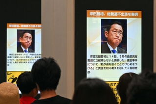 自民党総裁選での岸田首相の不出馬を伝えるデジタルサイネージの画面＝１４日午後、神戸市中央区、ＪＲ三ノ宮駅（撮影・風斗雅博）