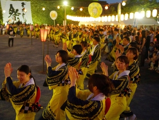 デカンショ節にのせて舞う踊り手たち＝１５日夜、丹波篠山市北新町（撮影・秋山亮太）